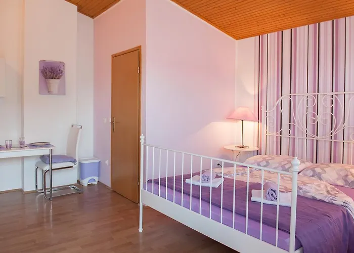 & Darrer Vendégház